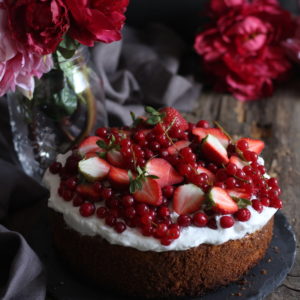 ORANGE-RED BERRY CAKE