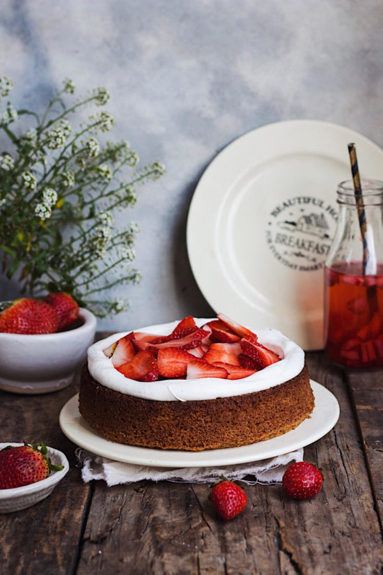 EASIEST STRAWBERRY AND CREAM CAKE