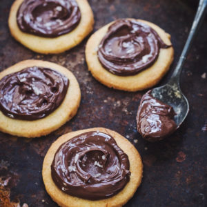 SHORT BREAD COOKIES WITH NUTELLA