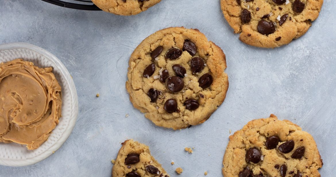 eggless peanut butter cookies with chocolate chips