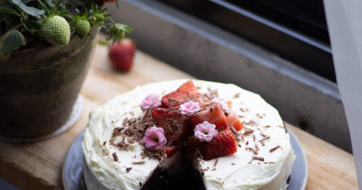 eggless strawberry chocolate cake