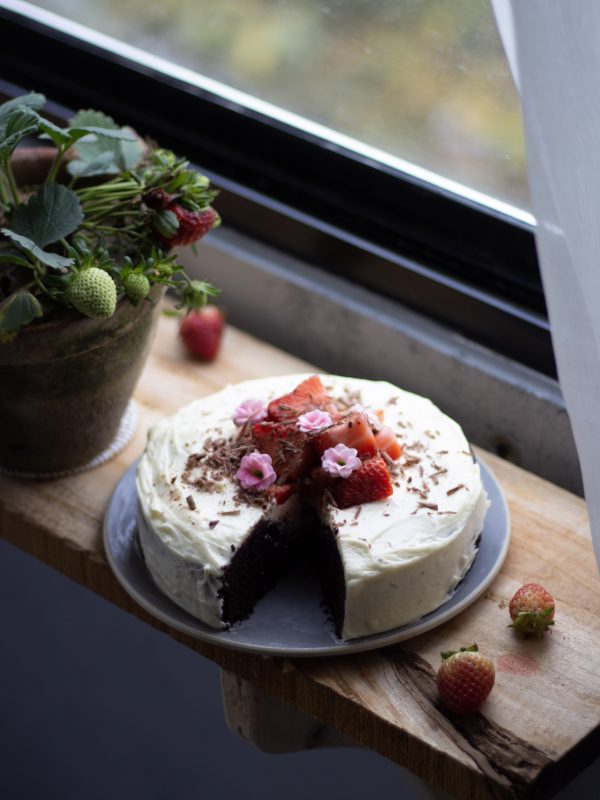 eggless strawberry chocolate cake