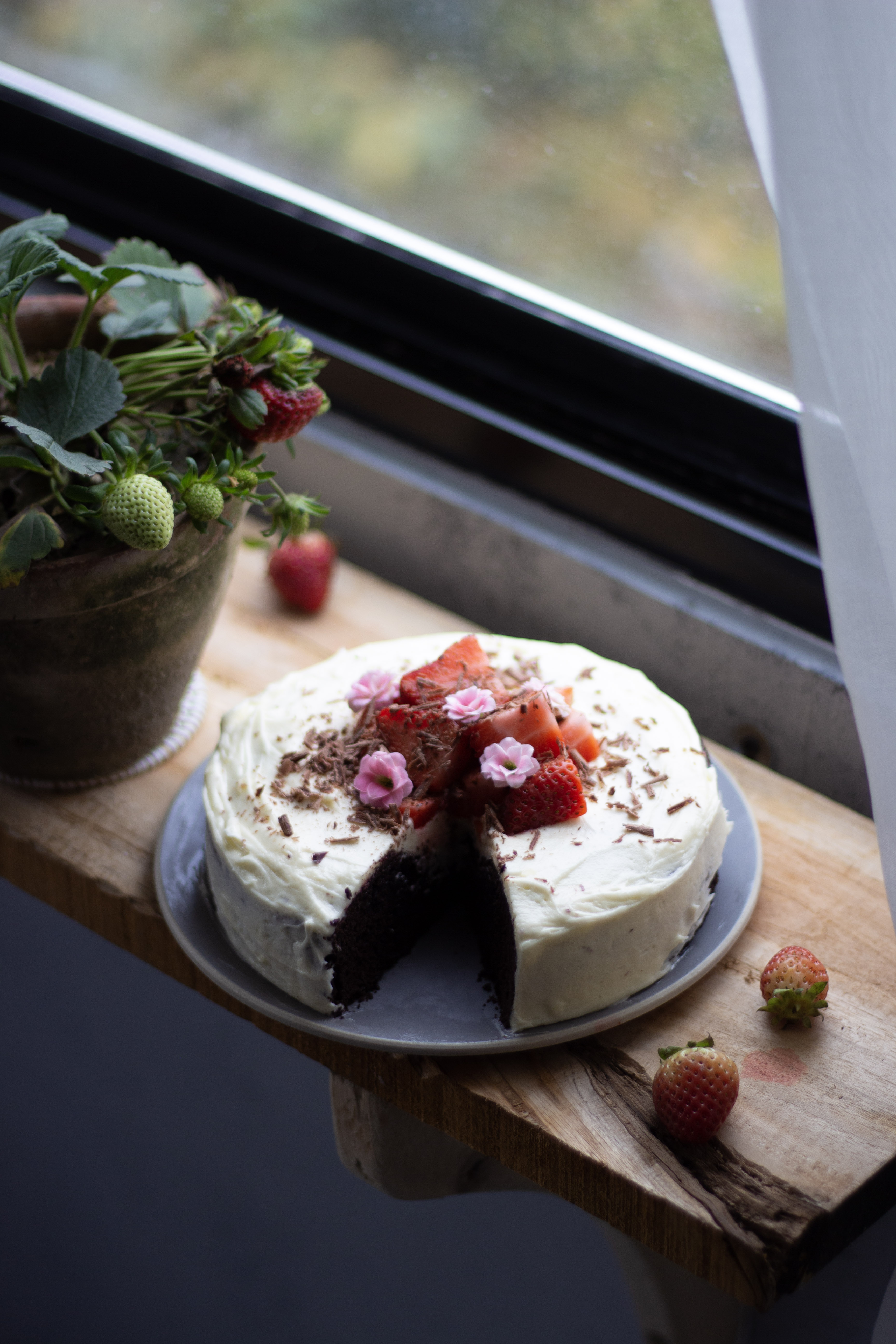 Chocolate Strawberry Cake With Chocolate Ganache Frosting / Eggless  Chocolate Strawberry Ganache Cake - At My Kitchen