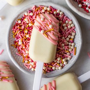 Red velvet cakesicles