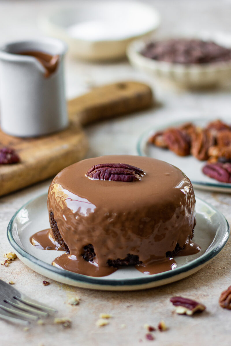 SMALL SERVE CHOCOLATE CAKE IN A SAUCEPAN