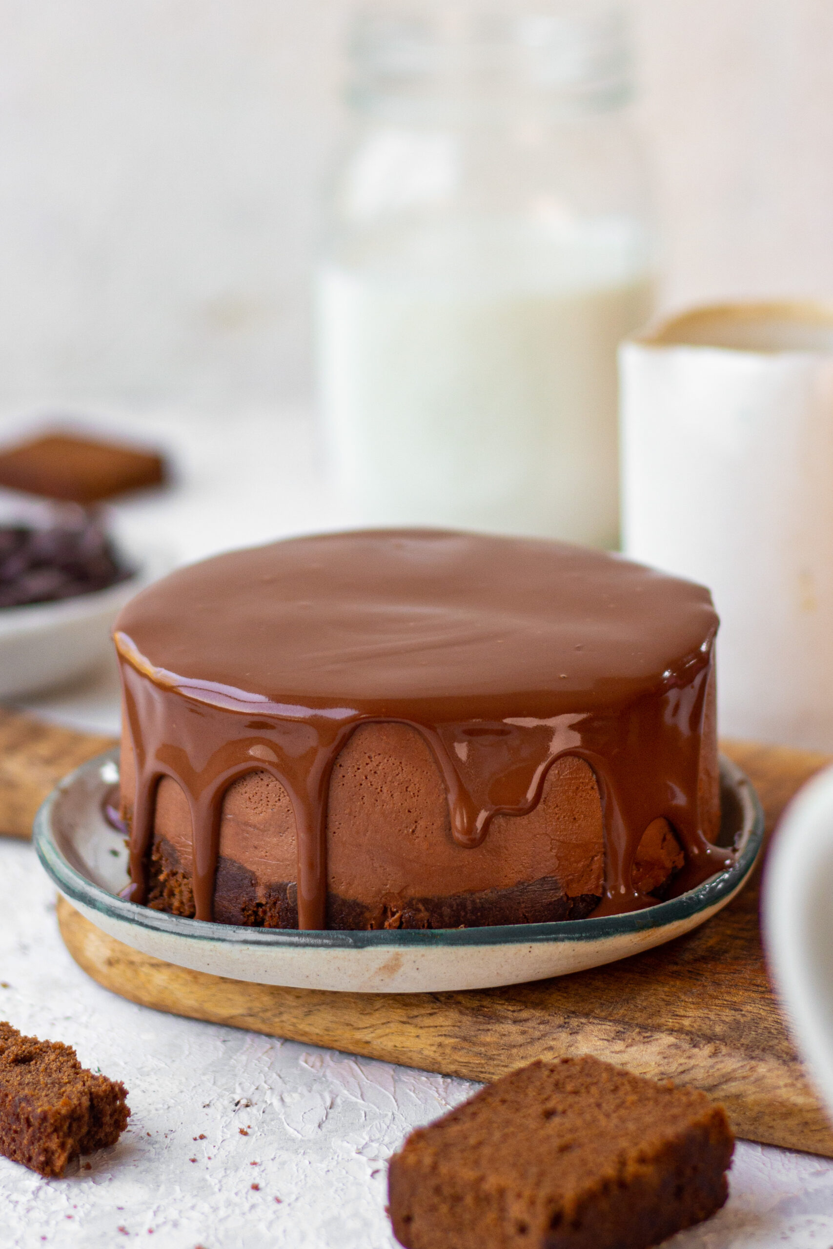 Premium Photo | Wonderful and tempting chocolate cake on a white plate with  blue floral patterns