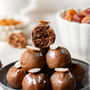 DATES AND DRY FRUIT LADDOO
