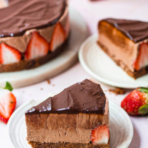 NO BAKE CHOCOLATE STRAWBERRY MOUSSE CAKE