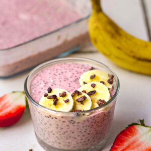 HEALTHY STRAWBERRY MILKSHAKE CHIA PUDDING