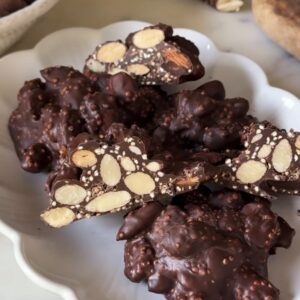 HEALTHY QUINOA AND ALMOND CHOCOLATE CLUSTERS